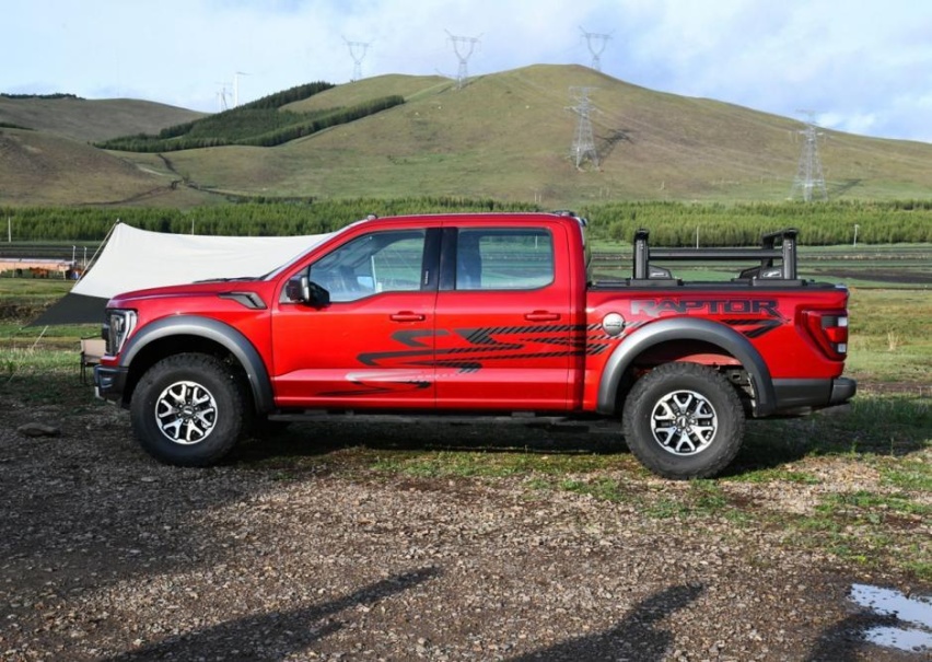 开着福特猛禽F-150，气势完胜奔驰大G和陆地巡洋舰，谁更大？