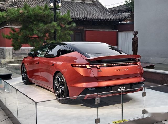 终于进军纯电赛道 实拍领克Z10