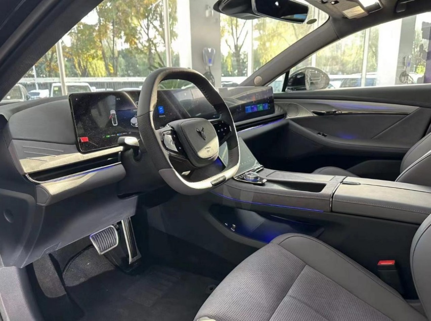 2024款岚图追光PHEV，可预判路况的魔毯悬挂，双电机+1.5T