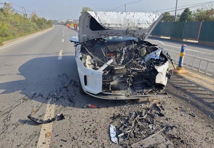 问界M5正面撞击行车道静置施工车：撞击力度很大，车辆几乎全损