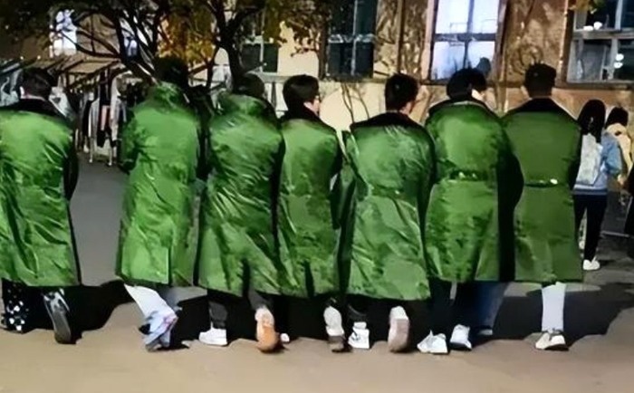辣评：军大衣翻红，给新能源车的未来打了一个样