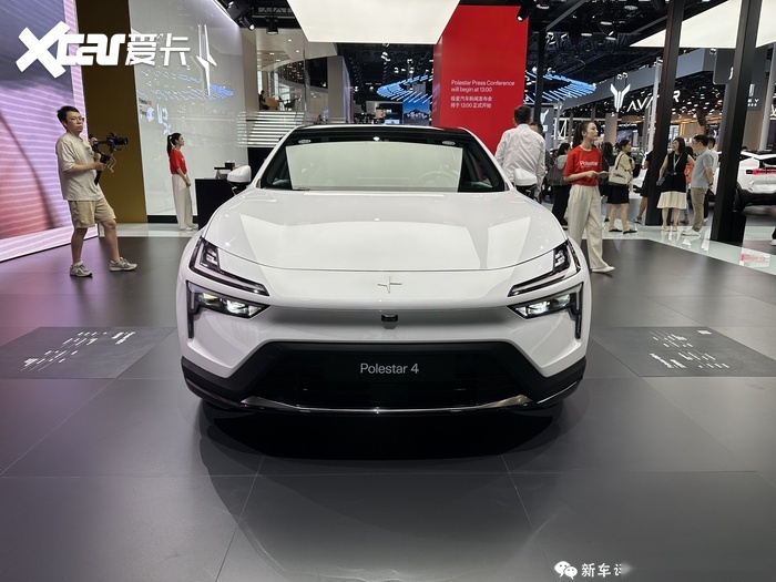 外观方面,新车并没有采用与极星其他车型一样的封闭