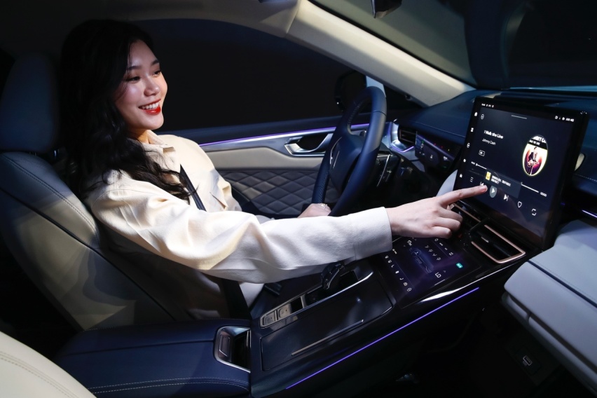 WEY摩卡黑科技开箱，挥手就能自动泊车，完全自动驾驶年内实现