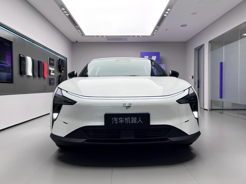 上市不久就降3万 探店实拍极越01 这是台机器人？