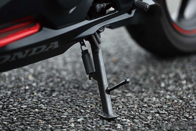 日本女车手体验CBR250RR 本田最强250静态测评