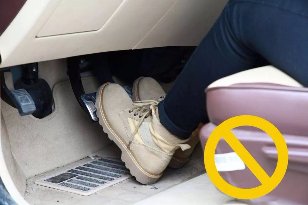 自动档油门和刹车为什么都用右脚控制右脚油门左脚刹车行不行