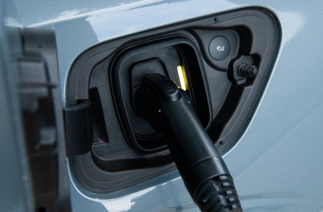 售价最高33.8万的纯电车 更换电池费用54万 这事我该怎么想明白？