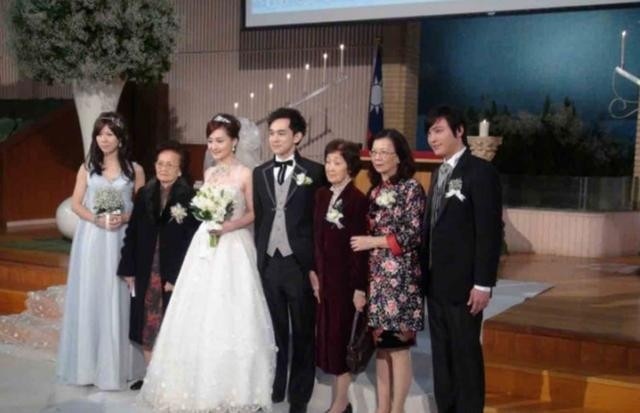 陈德容晒与妈妈合照，发文回应离婚一事：家人是永远的支持！