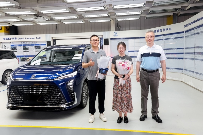 总经理亲自交付全新GL8陆尊PHEV，首批车主称赞不断