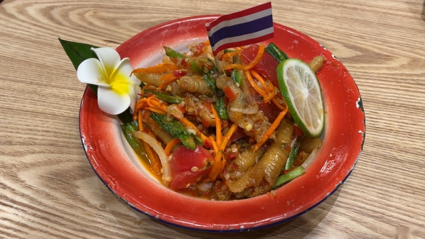 北京美食榜第一险些翻车 开路虎卫士打卡迷你椰泰式大排档