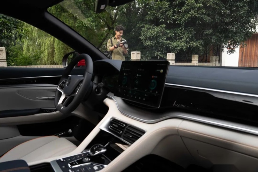 开起来不错的特大号户外充电宝 比亚迪宋PLUS EV