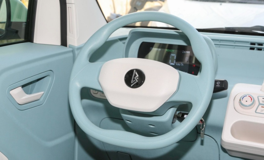 想要买价格实惠的代步车？2.98万起售，凌宝Uni行吗