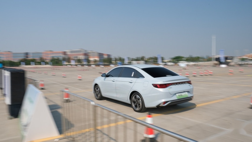 一箱油绕广州22圈！这吉利轿车12.98万起 3.1L油耗还开得爽？