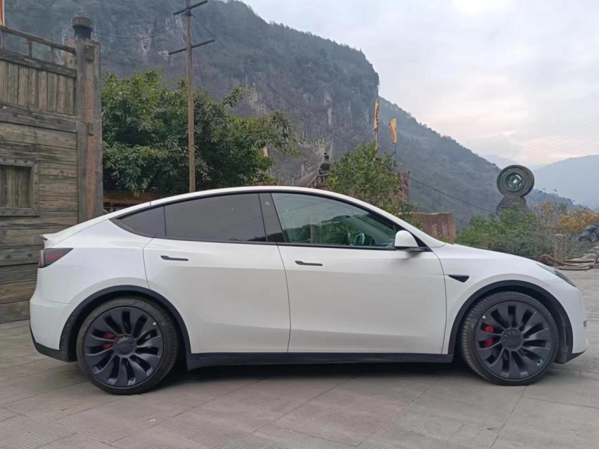 开着特斯拉 Model Y高性能四驱版游乌江画廊