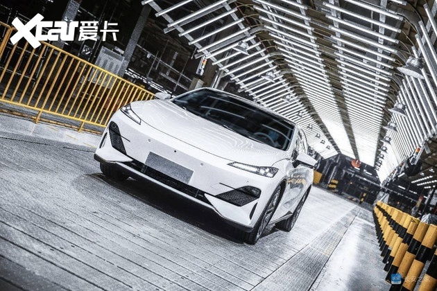 长安c385首台全工装样车下线 定位纯电动a 级轿车