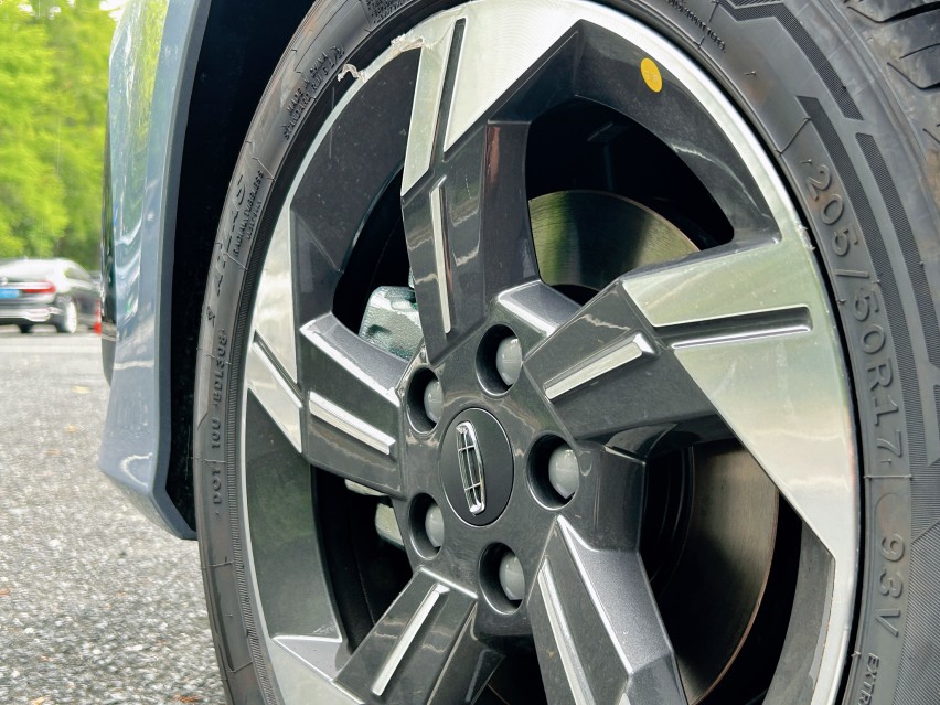 10万级插混，油耗仅3.8L，吉利帝豪L HiP冠军版：动力省油我全要