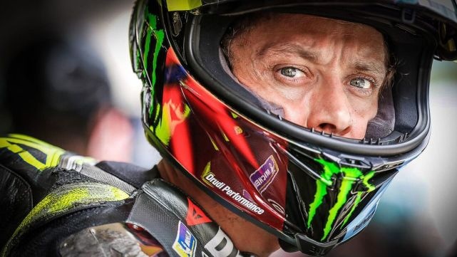 “猴王”退居幕后当老板！MotoGP车手罗西宣布退役