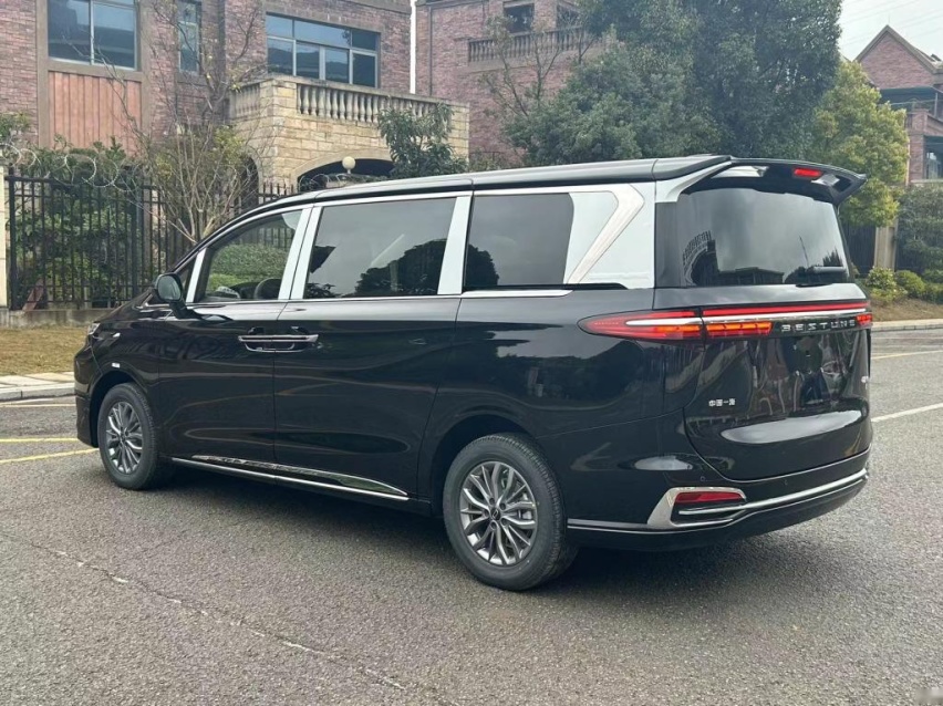 平价版红旗H9？奔腾M9实车亮相 定位中大型MPV