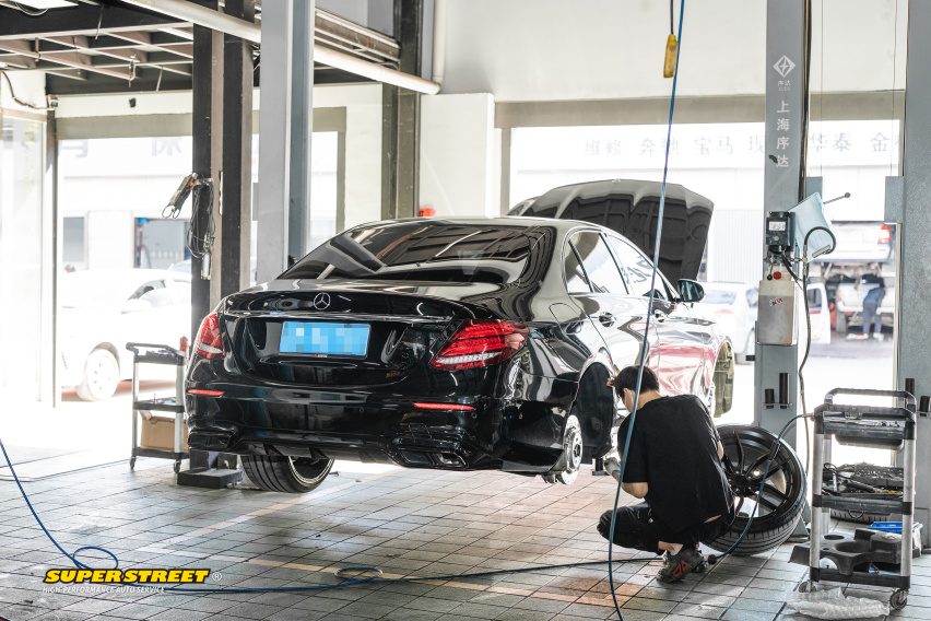 奔驰E级更换Brembo HP2000刹车片CZV打孔刹车盘