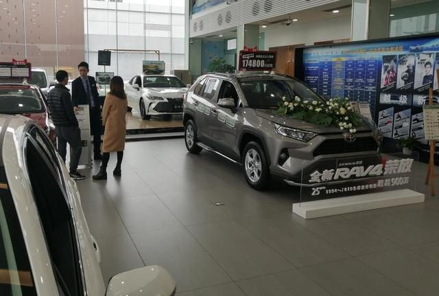 到店实拍全新RAV4荣放：实车外形很酷，两驱中高配受欢迎