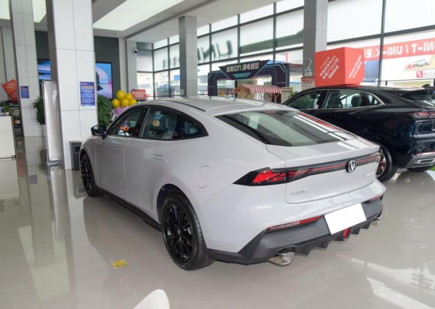 溜背+鸭尾，国产10-15万的轿跑首选车，UNI-V确实很强势
