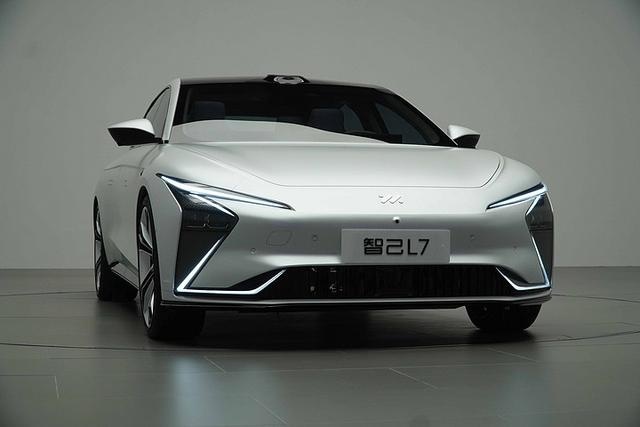 智己汽车、特斯拉、华为，三大自动驾驶辅助系统对比，谁更智能？