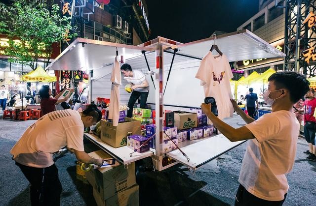 五菱不愧是百姓的衣食父母，推出移动商铺，车内容积超5000L