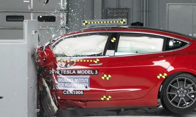国产特斯拉Model 3的25%偏置碰撞结果 中保研你是在开