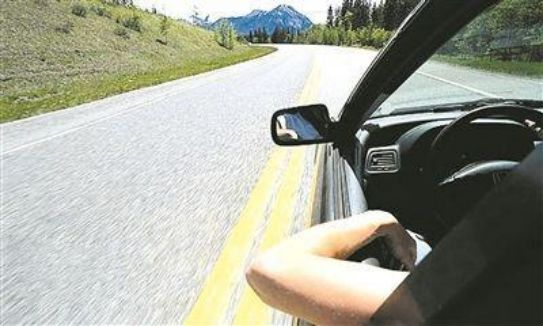 国庆高速危险名场面，说停就停的车、劈叉的二师兄……