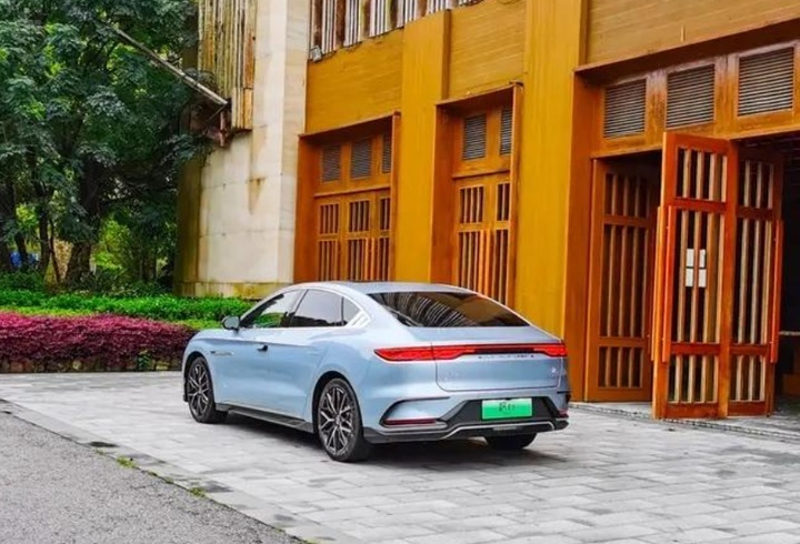 手握30万，极狐阿尔法S森林版对标比亚迪汉EV，谁更适合城市出行