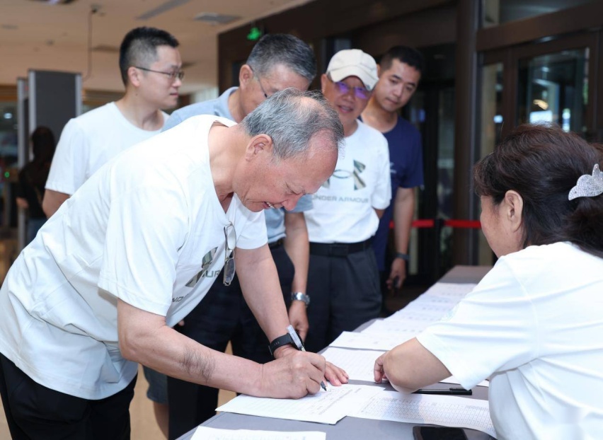 “走进夏尔西里无人区”——新疆阿拉套山综合科学考察队在乌鲁木齐壮行出发