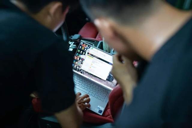 能崩直线能劈弯的奥迪SQ5，还有谁说SUV不好玩？