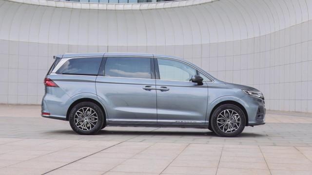 搭载魔方电池的MPV，荣威iMAX8 EV养车成本1万元/年，贵吗？