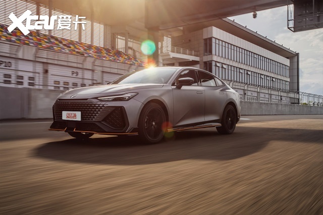 谁才是年轻人的第一辆运动型车 长安UNI-V VS东风本田思域