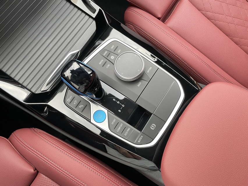 与新BMW iX3和新BMW X3同行，让“每一程都了不起”