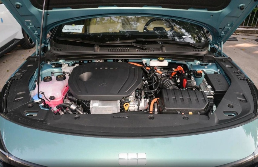 顶配裸车价格低至13.1万，定位紧凑型家轿，续航超1300km