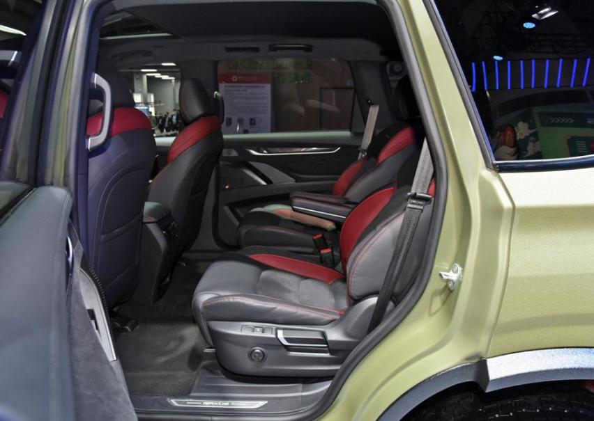 看上去很像丰田RAV4？大通D90 Pro亚马逊版，走越野路线