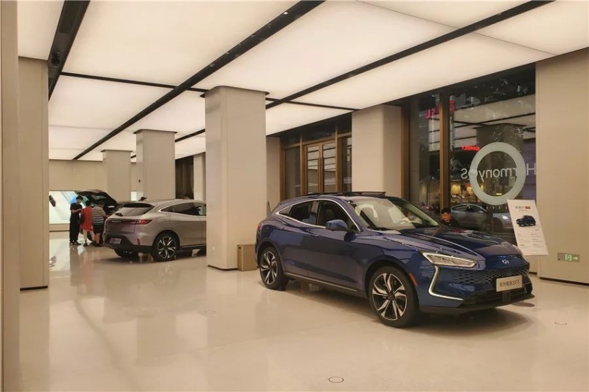 为什么是赛力斯SF5？我终于在华为的店里看了一台汽车
