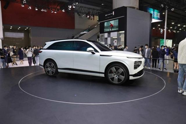 三屏联动、感应方向盘，充电5分钟续航200km，小鹏G9值得等吗