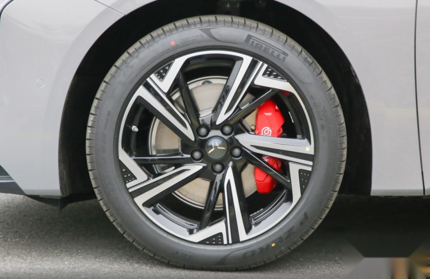 又一款主打性能的C级车，红旗EH7零百加速3.5秒，配22500高转电