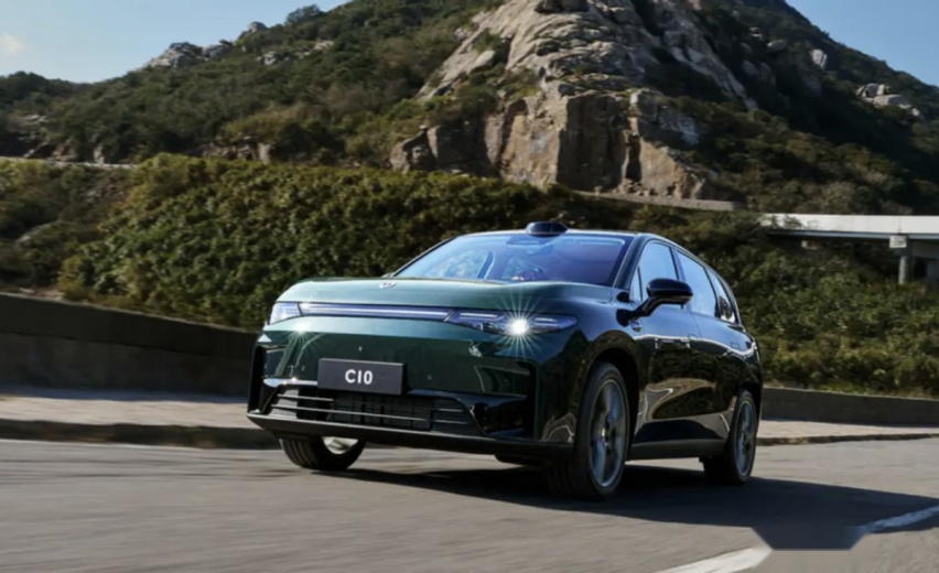 零跑C10上市，12.88万起的纯电中型SUV，打了谁的脸？