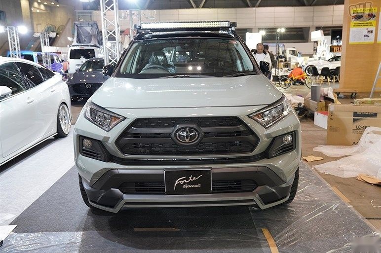 文能大嘴玩低趴，武能升高搞越野，看七种风格改装的丰田RAV4