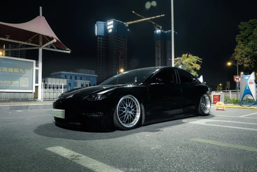 换轮毂如换鞋的特斯拉Model 3P，改不了更快那就玩姿态