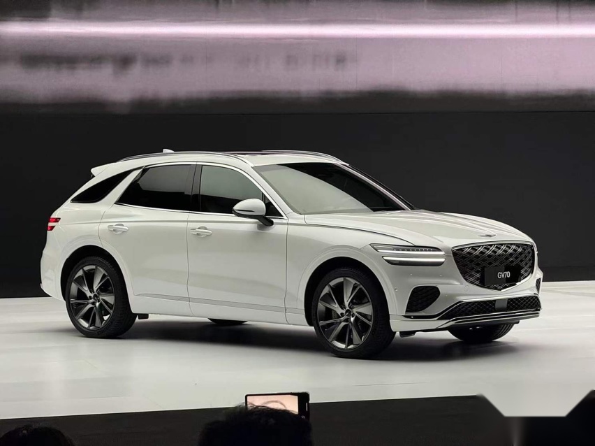 新款捷尼赛思GV70正式上市，29.3万起，两种外观设计