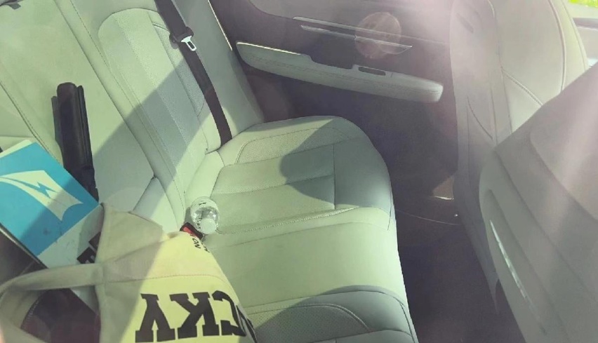 新款小鹏P7现身，墨绿涂装更运动，白色内饰更高级，续航700km？