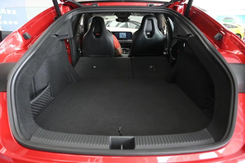 2.0T 261匹 405牛，中型车还带电动尾翼！实拍全新MG7