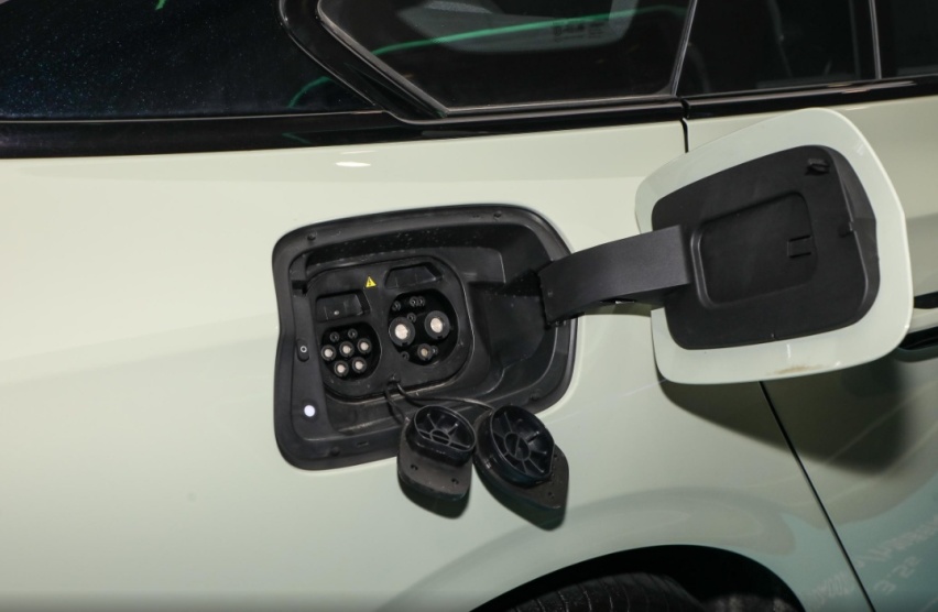 又一款主打性能的C级车，红旗EH7零百加速3.5秒，配22500高转电