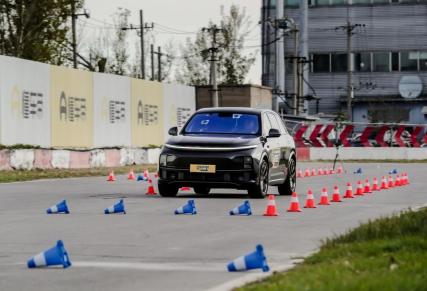 五款热门新能源SUV上赛道，竟然测出了一台驾控“六边形战士”？