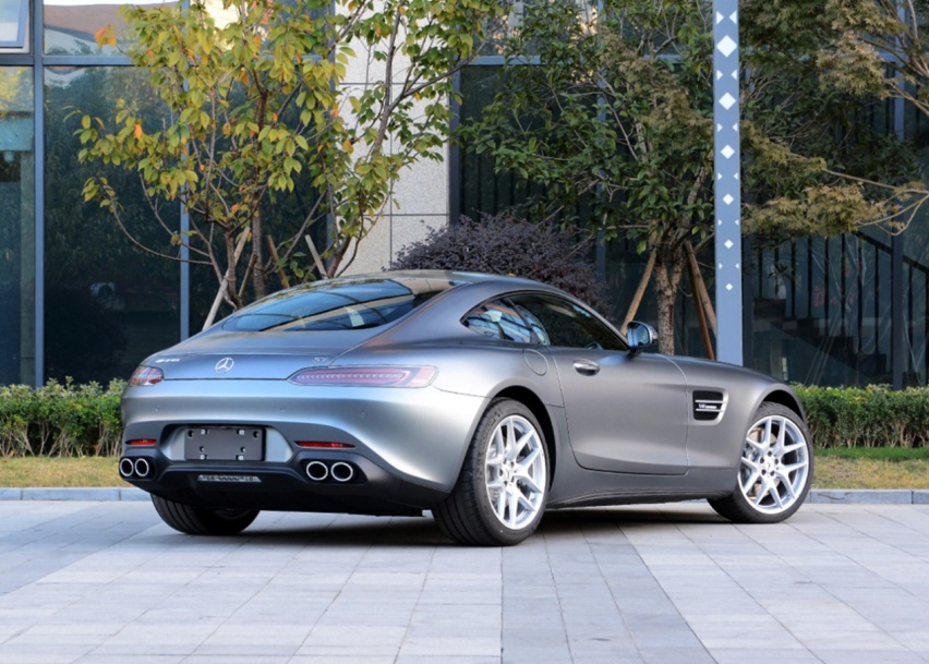 奔驰是如何征服操控粉的？用4秒破百的AMG GT，毫无压力