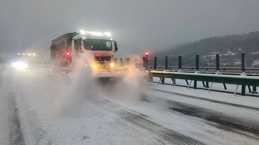 暴雪下的高速：信电动车还是燃油车？